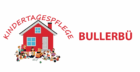 Illustration eines roten Hauses mit weißen und grauen Details, umgeben von einer Gruppe fröhlicher Kinder und Erwachsenen, die Aktivitäten wie Spielen, Musikmachen und Bücherlesen machen. Oben ist der Text „KINDERTAGESPFLEGE“ halbkreisförmig angeordnet, unten steht der Name „BULLERBÜ“.